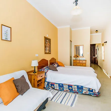 Lantern בית הארחה